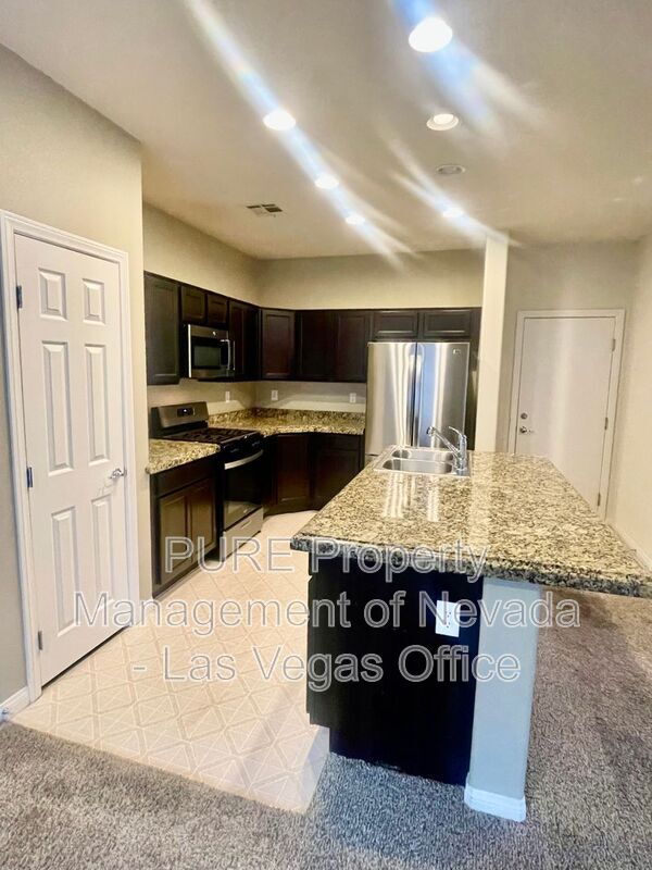 Building Photo - 117 Castle Course Ave