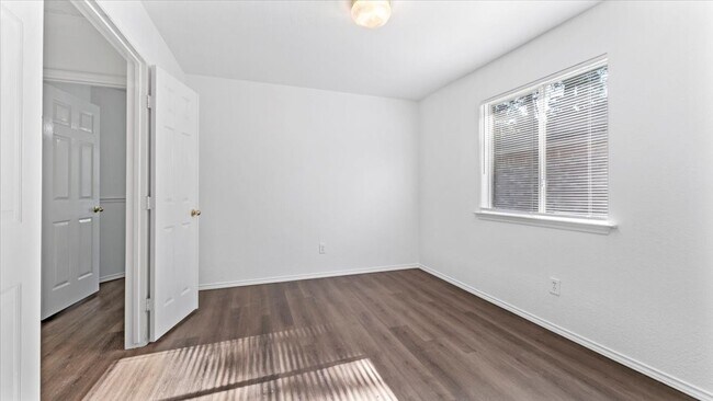 Building Photo - 111 N Misty Dawn Dr
