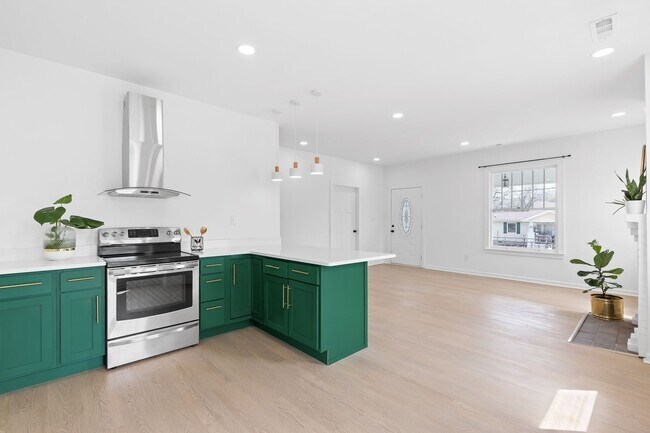 Building Photo - Charming + Modern Highland Park Home - 3 Beds, 2 Baths, Fenced Yard, + Plenty of Parking!