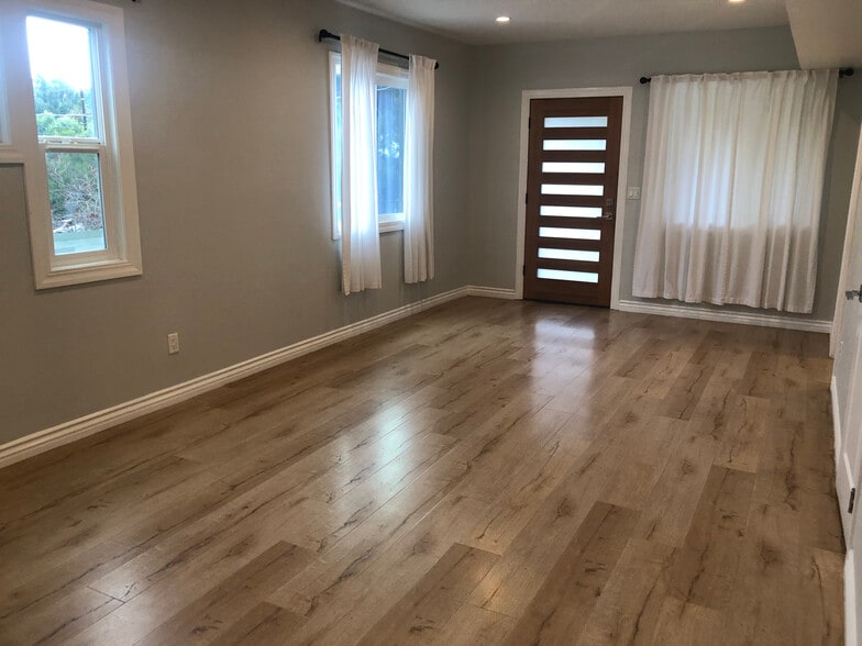 Building Photo - 1868 N Avenue 56