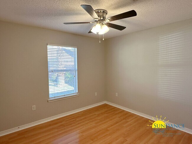 Building Photo - Beautiful 4 Bedroom Home in Navarre!