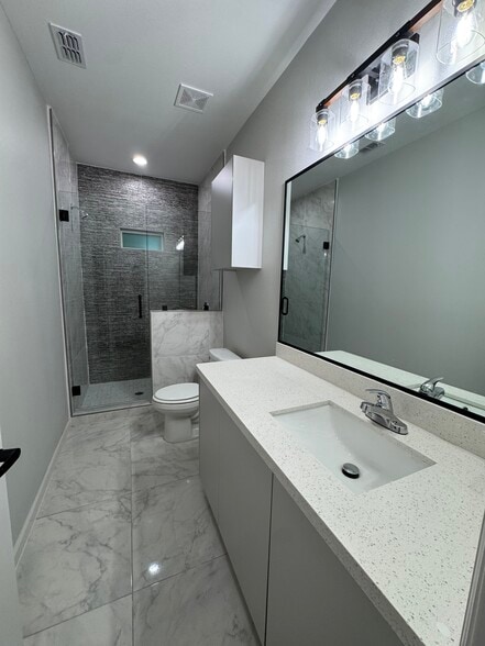 Building Photo - 703 Pedro St