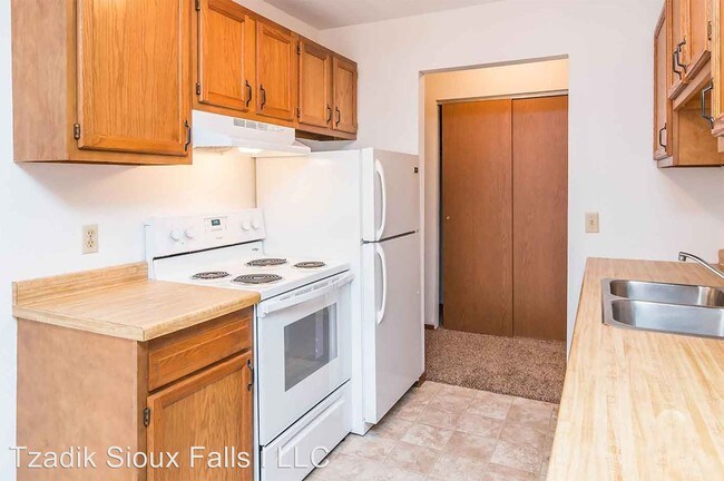 Building Photo - 2 br, 1 bath Apartment - 1900 W 6th St.