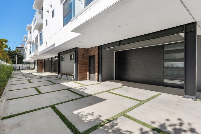 Building Photo - 851 N Alta Vista Blvd