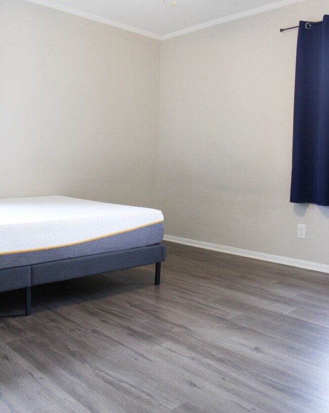 Building Photo - Bright and Spacious 3 Bedroom Furnished Rental