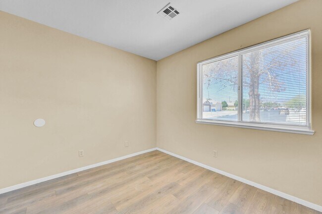 Building Photo - N Las Vegas Single Family Home - New Paint and LVP Flooring