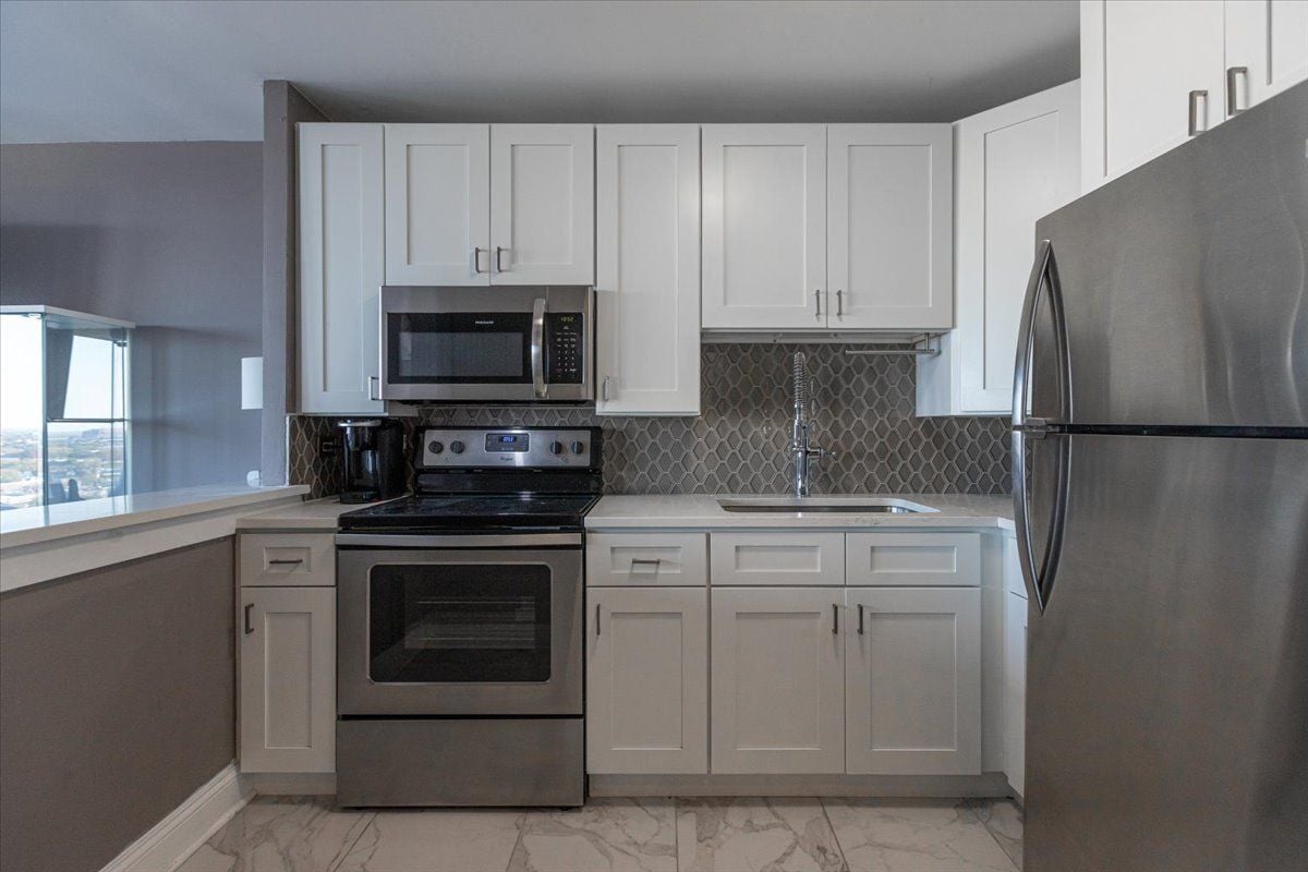 Building Photo - 5445 N Sheridan Rd