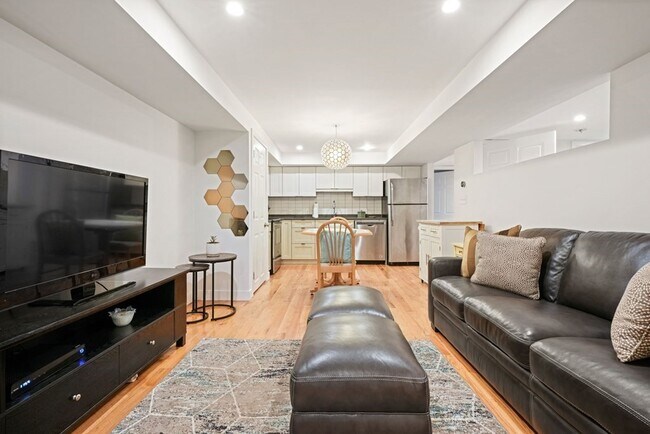 Building Photo - 85 E Cottage St