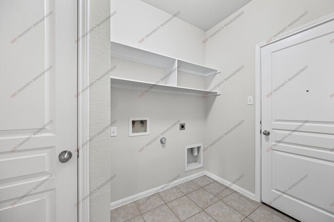 Building Photo - Academy ISD-3 Bedroom/2 Bath