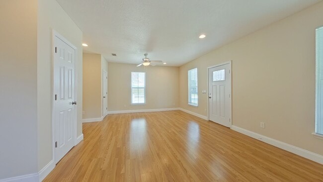 Building Photo - Beautiful 2 Bedroom Home in San Marco read...