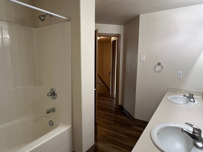 Building Photo - 3Bd/1.5Ba Two Story House - Available to View!