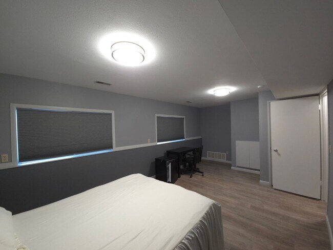 Building Photo - Fully Furnished Home