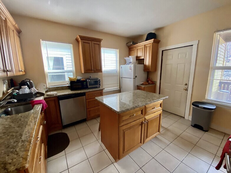 Building Photo - 8 Eldora St