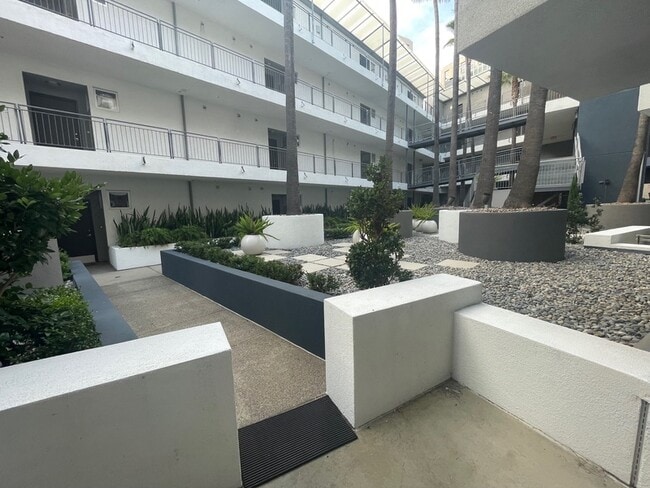 Building Photo - 101 W Market St