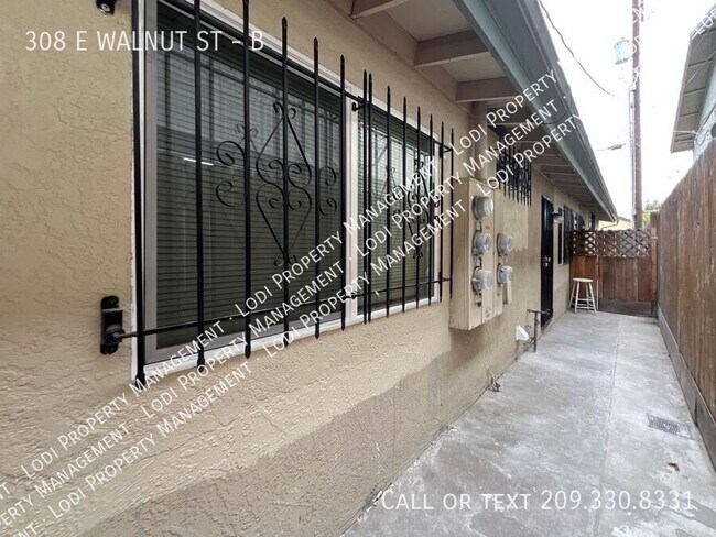 Building Photo - 308 E Walnut St