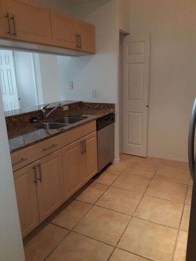 Building Photo - Annual unfurnished 2/2 luxury condo downto...