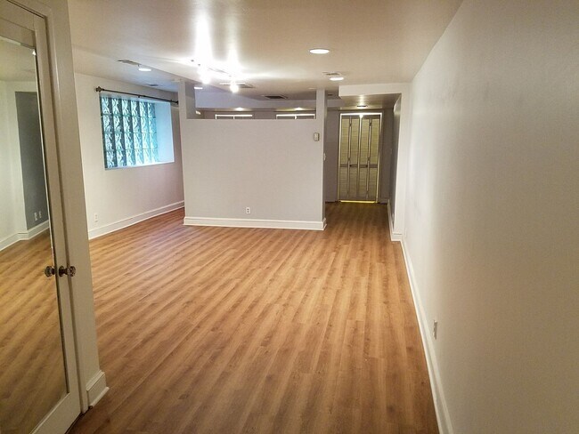 Building Photo - 1bd/1ba Condo Across the Street From Piedm...