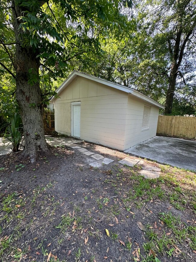 Building Photo - Newly remodeled 4 bed 2 bath home availabl...