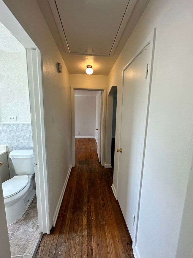 Building Photo - Awesome ranch style home 2bed+2offices 2ba...
