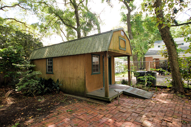 Building Photo - 596 L'Ombre Ct NE