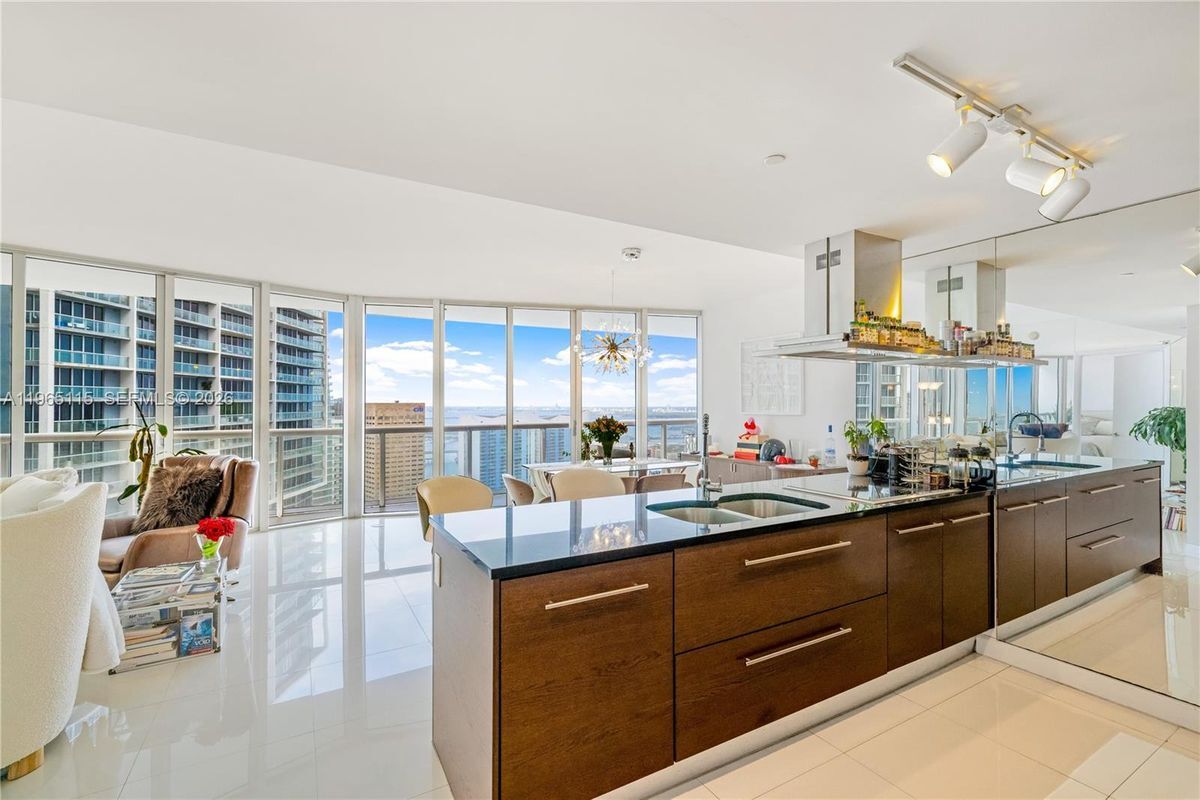 Building Photo - 495 Brickell Ave