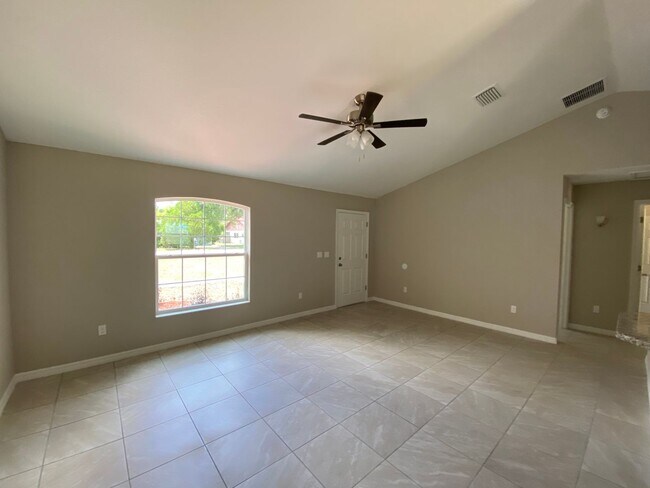 Building Photo - Desirable SE Ocala Neighborhood 3/2/2 **Won't Last**