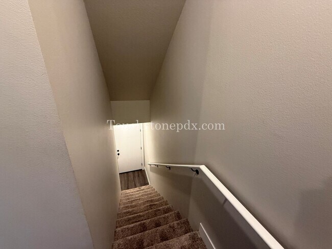 Building Photo - Charming 3 Bed, 2 Bath Townhome with Garage in Beautiful Sandy