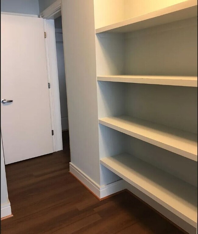 Building Photo - Short Walk to the Wharf! - Professionally Managed  and Spacious 1BR With Monument Views