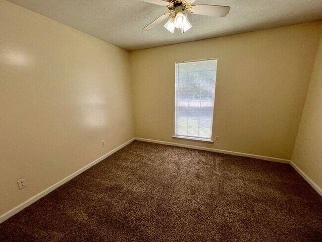 Building Photo - 1BR 1BA Ground Level Apt., Free Water! - *No pets*