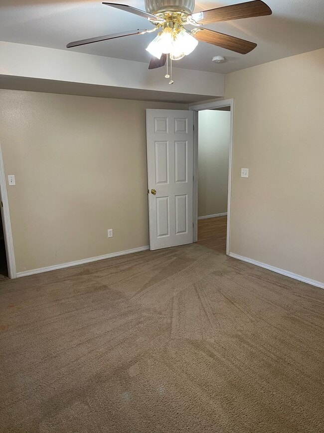 Building Photo - Available November 21st!   6 Month lease