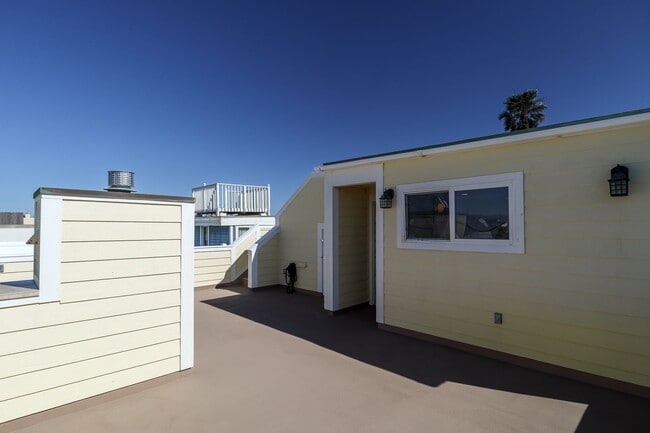 Building Photo - 3-Bed + 2.5 Bath Home with roof top deck with views of Ocean | Silverstrand Beach | Unfurnished