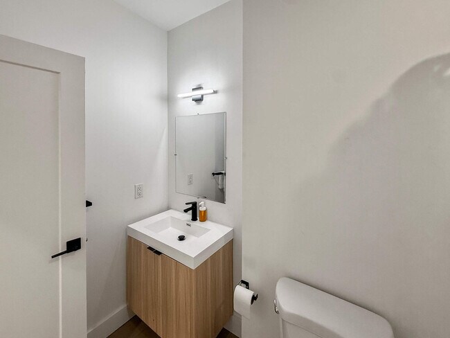 Building Photo - 2400 E Huntingdon St