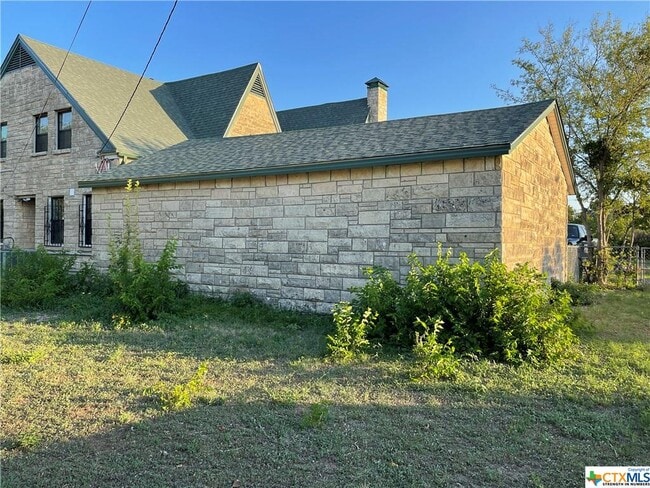 Building Photo - 111 W Fowler Ave