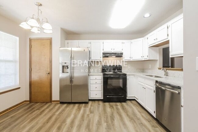 Building Photo - MOVE IN SPECIAL - February FREE with move ...