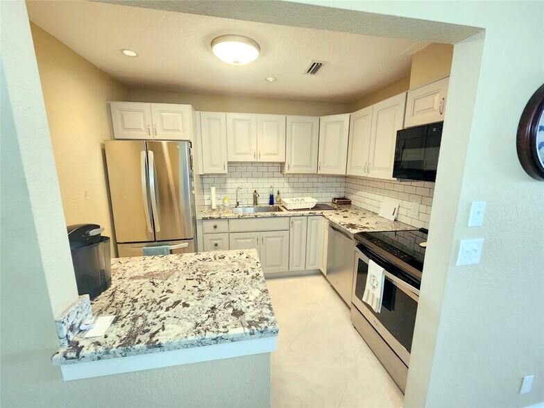 Building Photo - 6281 Bay Club Dr