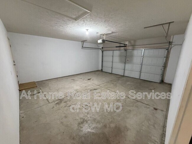 Building Photo - 1318 S Houston Ave