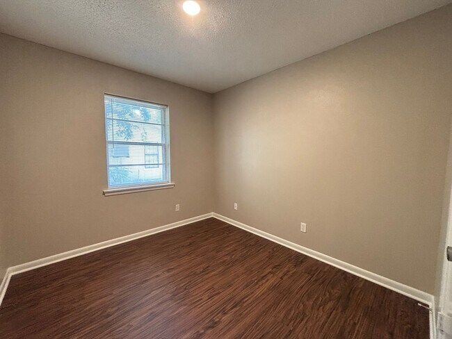 Building Photo - 3 Bedroom and 2 Bath
