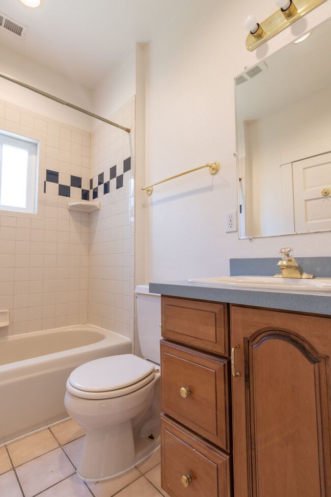 Building Photo - 5534 N Missouri Ave