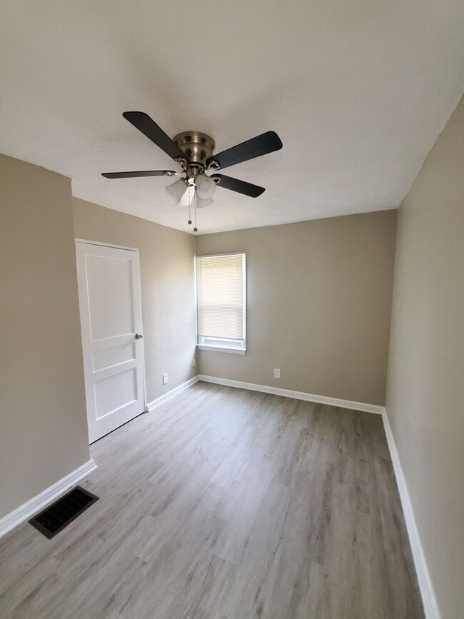 Building Photo - 3 BEDROOM SINGLE FAMILY HOME