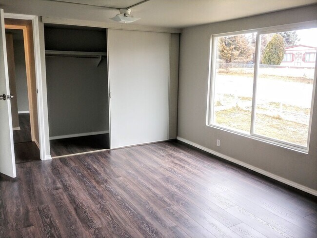 Building Photo - 3 Bedroom Family Home