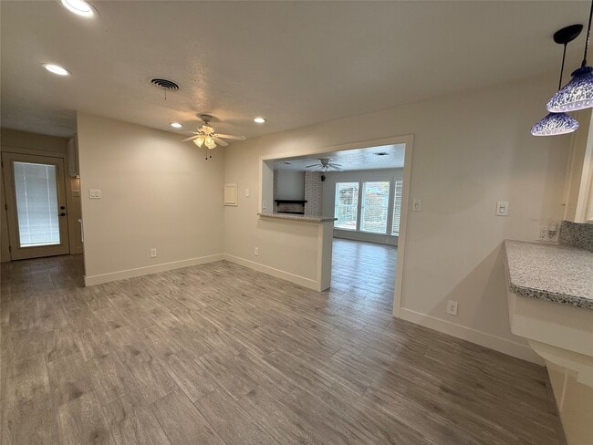 Building Photo - 822 Hidden Valley Dr