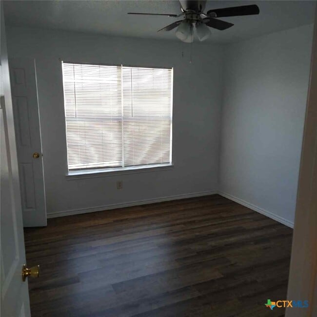 Building Photo - 105 Valley Cir