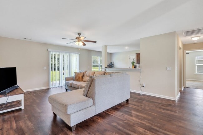 Building Photo - AVAILABLE NOW! (Pet Friendly)