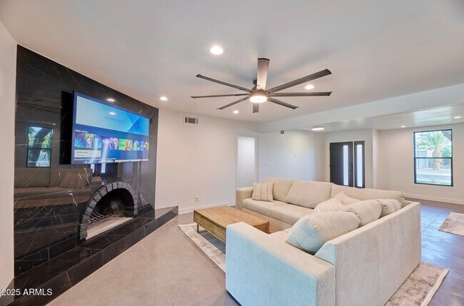 Building Photo - 5324 E Hillery Dr
