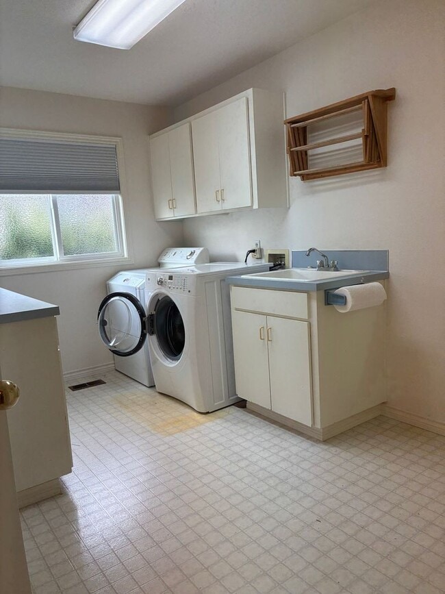 Building Photo - Arranmore 2 Bedroom with Den Available Now !