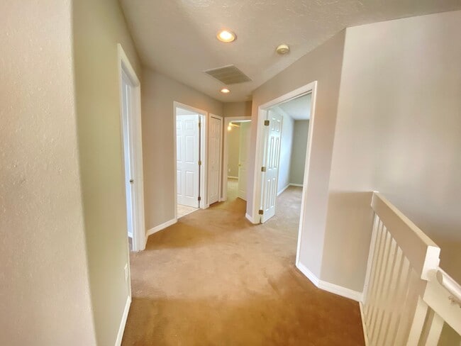 Building Photo - Spacious 4/3 Single Family Home!!