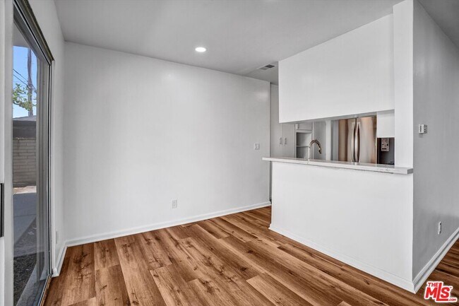 Building Photo - 3670 Greenfield Ave