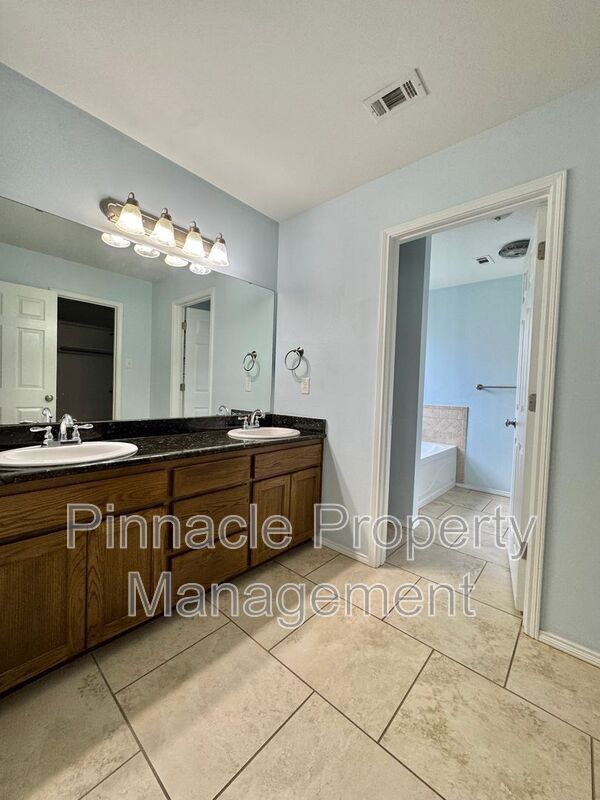 Building Photo - 4925 Scarlet Oak Dr
