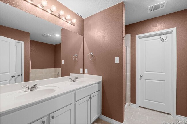 Building Photo - 511 Diamond Shls