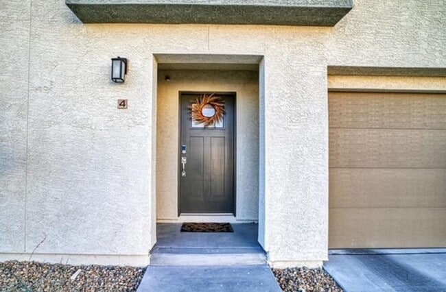 Building Photo - BEAUTIFUL PET FRIENDLY 3 BEDROOM 3 BATH TR...